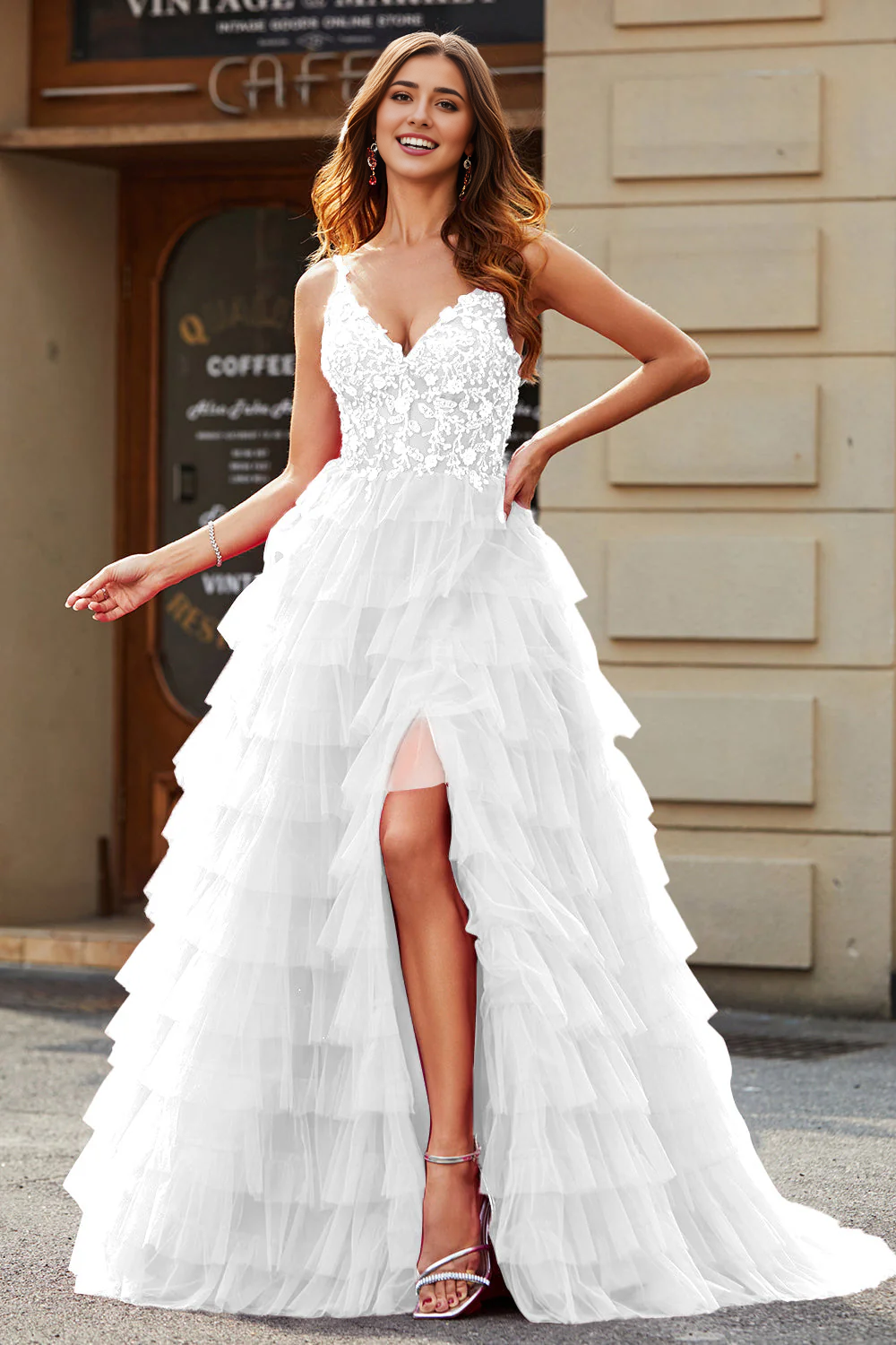 Robe de mariée trapèze à bretelles spaghetti et à volants avec fente